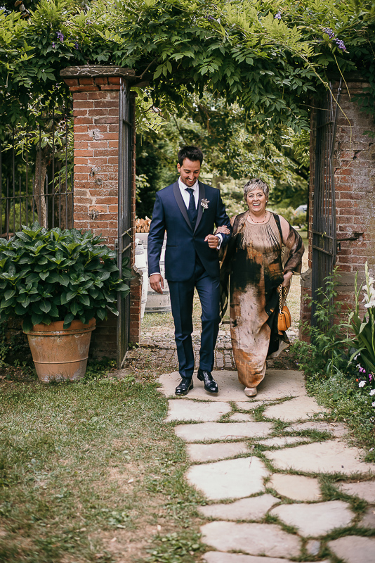 Matrimonio a Villa Delfini di Morsasco (AL) nel Monferrato. Cerimonia. Entrata dello sposo con la mamma.
