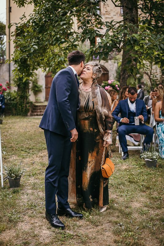 Matrimonio a Villa Delfini di Morsasco (AL) nel Monferrato. Cerimonia.. sposo bacia la mamma.