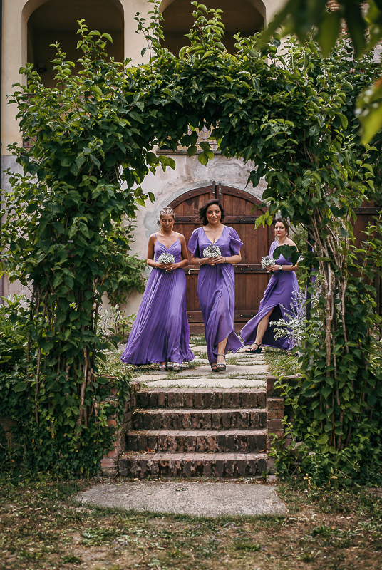 Matrimonio a Villa Delfini di Morsasco (AL) nel Monferrato. Cerimonia. Entrata delle damigelle con l'abito lilla.