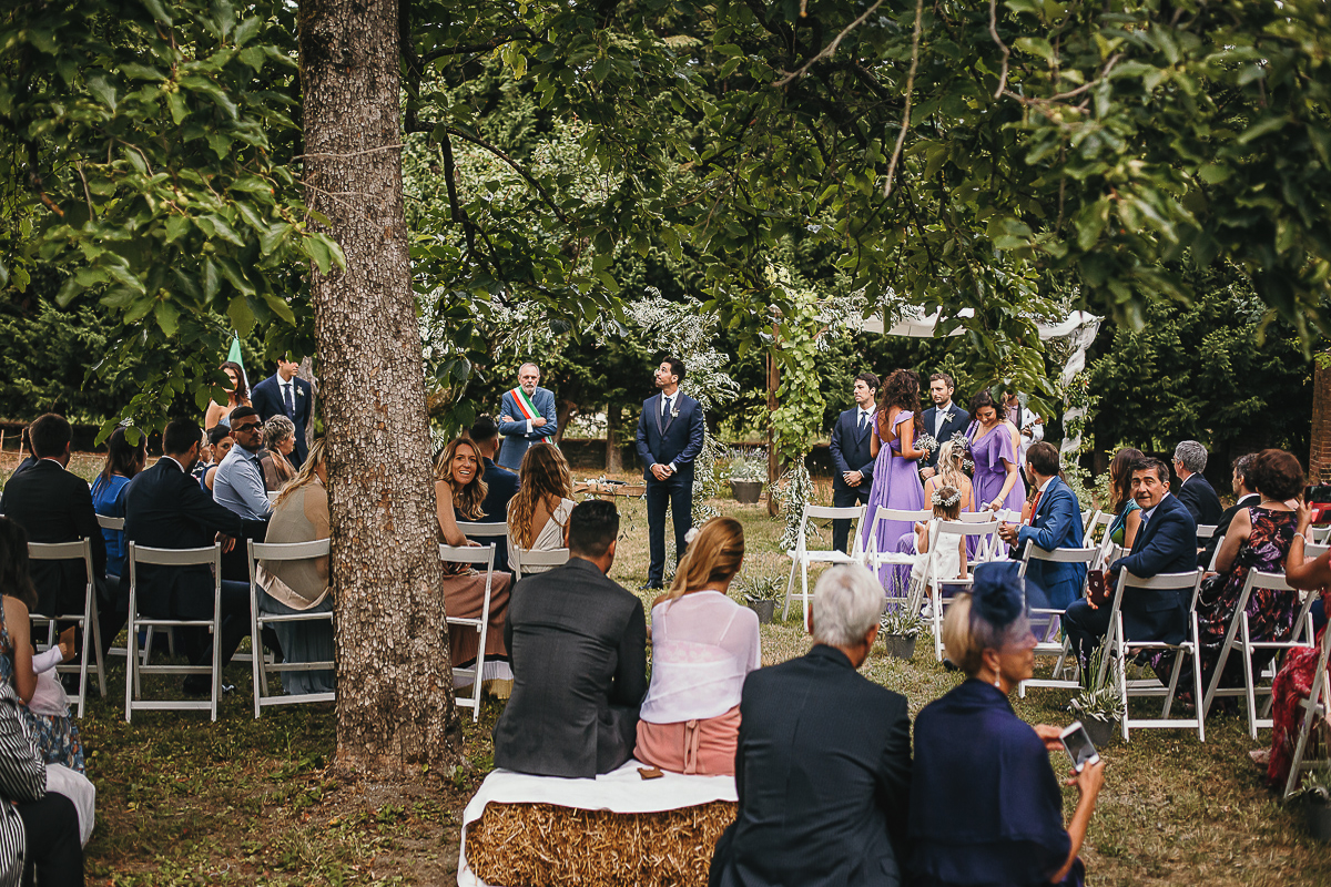 Matrimonio a Villa Delfini di Morsasco (AL) nel Monferrato. Cerimonia. Sposo aspetta la sposa. Panorama del luogo della cerimonia.