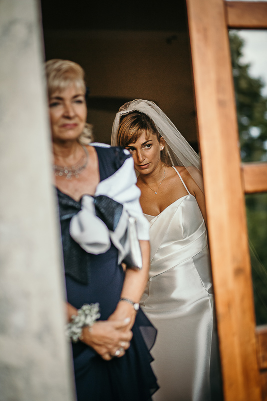 Matrimonio a Villa Delfini di Morsasco (AL) nel Monferrato. Cerimonia. mamma e sposa che stanno per uscire.
