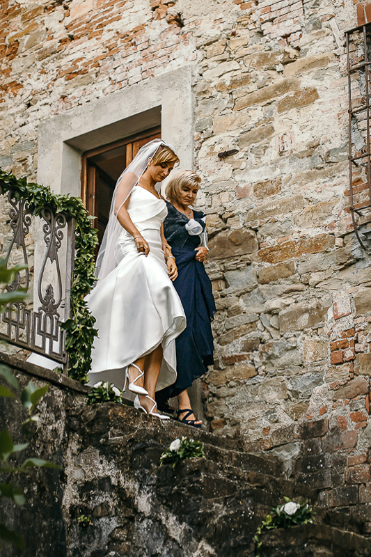 Matrimonio a Villa Delfini di Morsasco (AL) nel Monferrato. Cerimonia. mamma e sposa che scendono le scale di pietra.