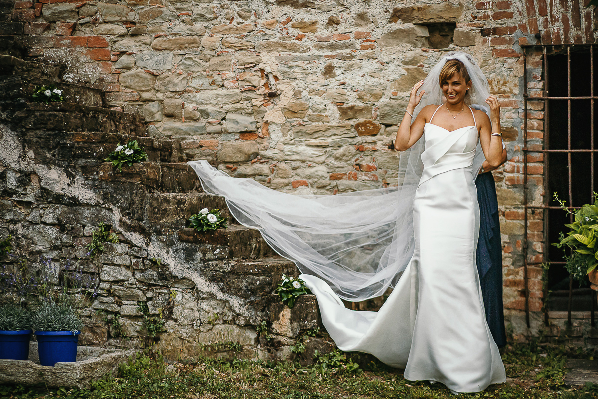 Matrimonio a Villa Delfini di Morsasco (AL) nel Monferrato. Cerimonia. Mamma sistema il velo della sposa.