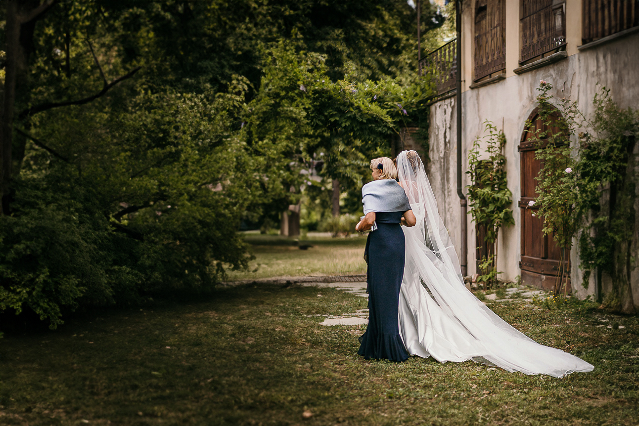 Matrimonio a Villa Delfini di Morsasco (AL) nel Monferrato. Cerimonia.. sposa con la mamma si dirige verso il luogo della cerimonia.