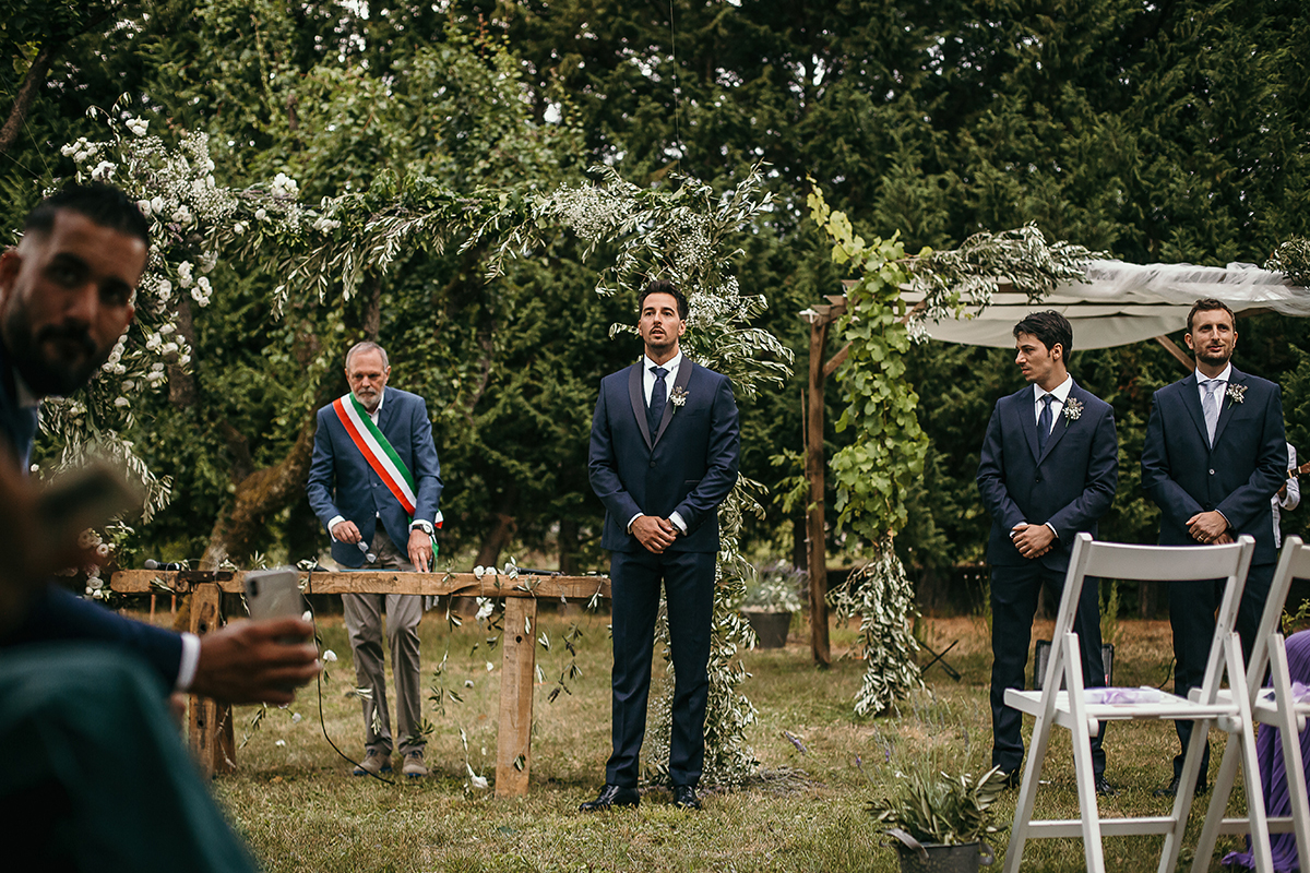 Matrimonio a Villa Delfini di Morsasco (AL) nel Monferrato. Cerimonia. sposo aspetta la sposa.