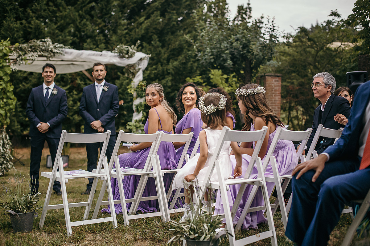 Matrimonio a Villa Delfini di Morsasco (AL) nel Monferrato. Cerimonia.. Tutti aspettano la sposa.
