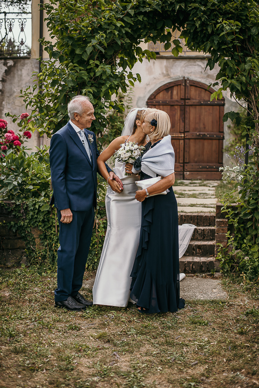 Matrimonio a Villa Delfini di Morsasco (AL) nel Monferrato. Cerimonia.. Sposa bacia la mamma.