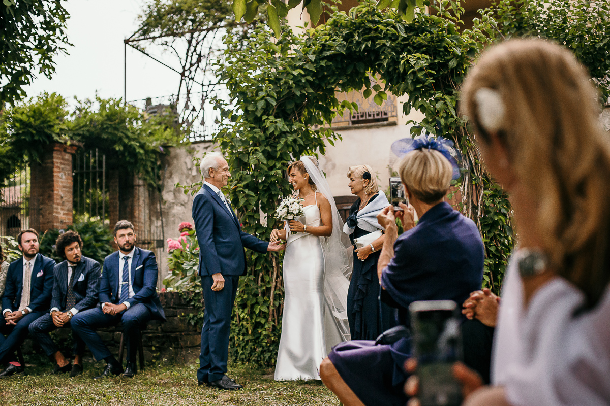 Matrimonio a Villa Delfini di Morsasco (AL) nel Monferrato. Cerimonia. sposa saluta il padre.