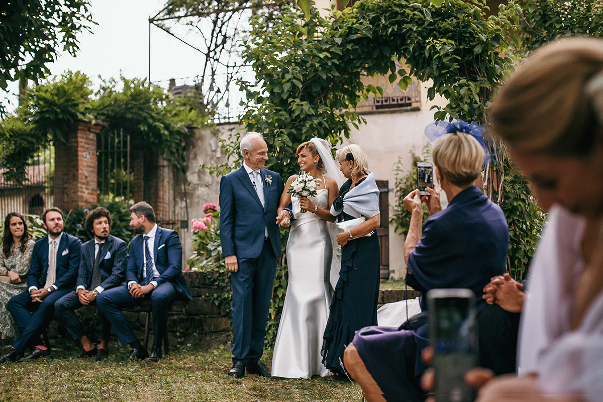 Matrimonio a Villa Delfini di Morsasco (AL) nel Monferrato. Cerimonia. sposa con i genitori.