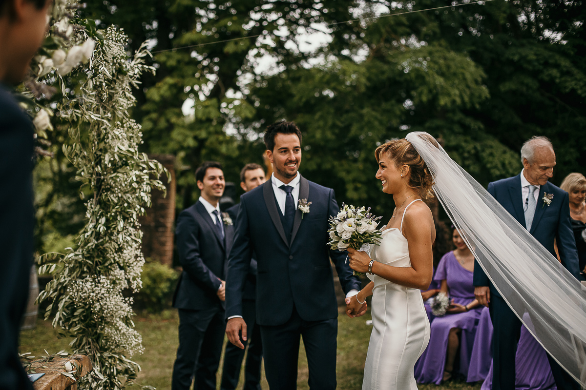 Matrimonio a Villa Delfini di Morsasco (AL) nel Monferrato. Cerimonia. Sposa arriva dallo sposo e si guardano.