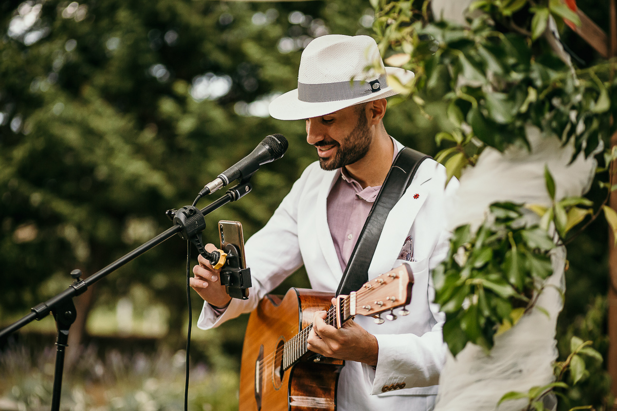 Matrimonio a Villa Delfini di Morsasco (AL) nel Monferrato. Cerimonia.. cantante