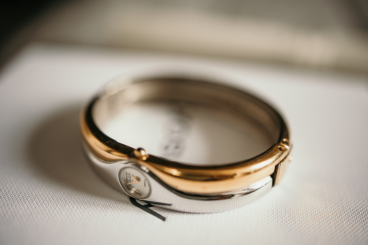 Matrimonio a Torino in un palazzo storico di Piazza Statuto. Preparazione della sposa. Orologio braccialetto.