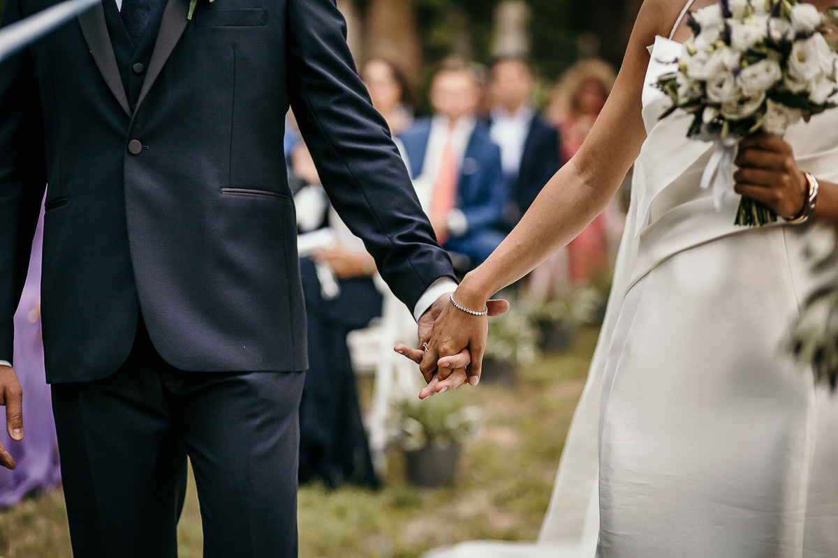 Matrimonio a Villa Delfini di Morsasco (AL) nel Monferrato. Cerimonia.. dettaglio sugli sposi che si danno la mano.