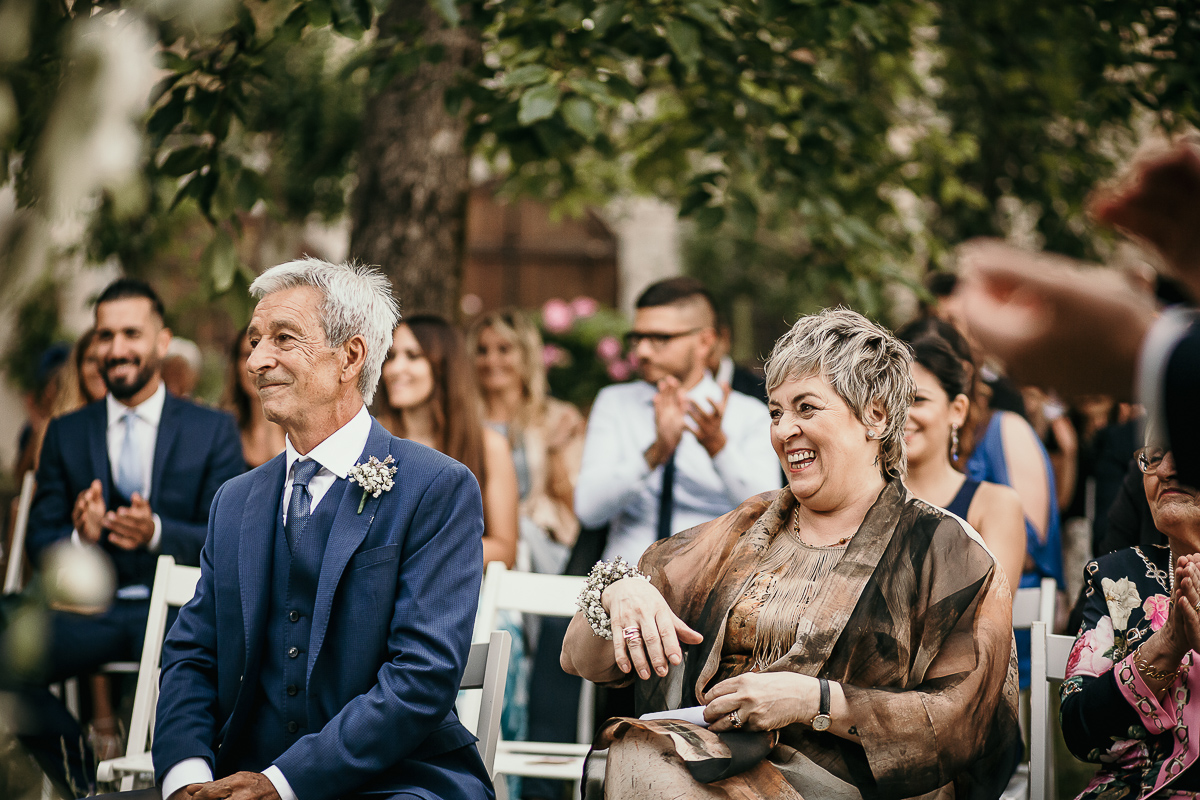 Matrimonio a Villa Delfini di Morsasco (AL) nel Monferrato. Cerimonia.. genitori dello sposo che ridono.