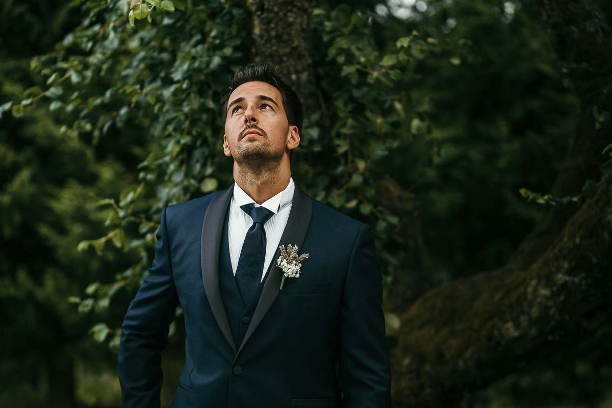 Matrimonio a Villa Delfini di Morsasco (AL) nel Monferrato. Cerimonia.. Sposo che guarda in alto.