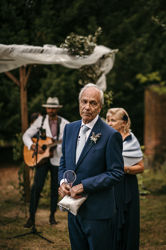 Matrimonio a Villa Delfini di Morsasco (AL) nel Monferrato. Cerimonia.. padre della sposa.