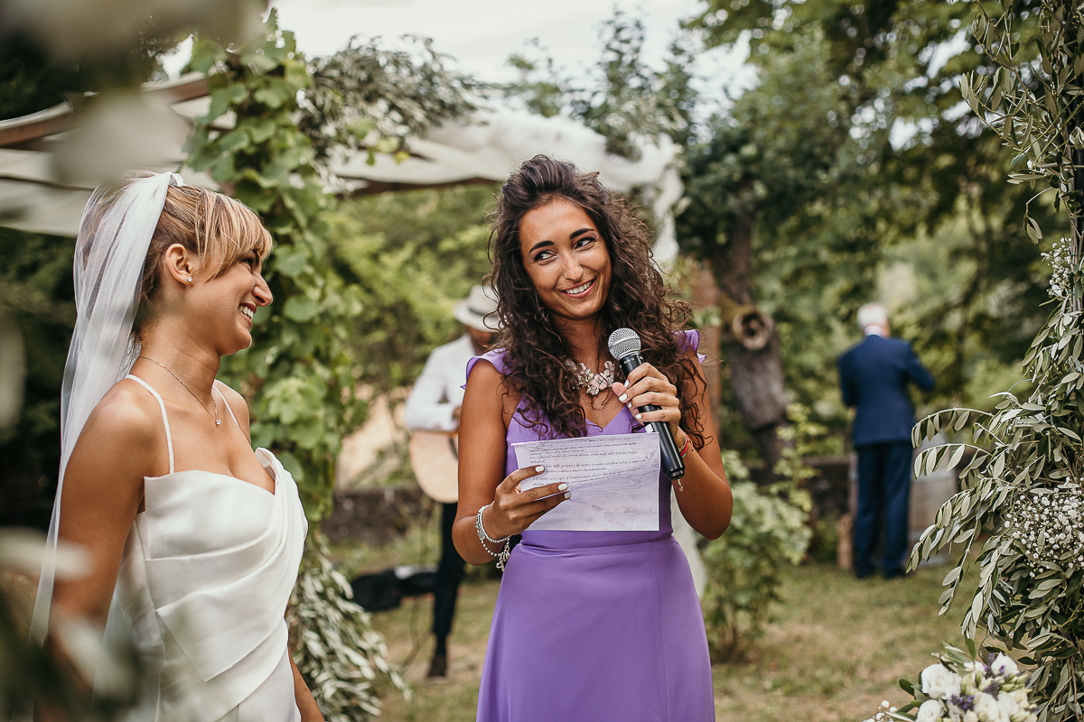 Matrimonio a Villa Delfini di Morsasco (AL) nel Monferrato. Cerimonia.. discorso della damigella d'onore.
