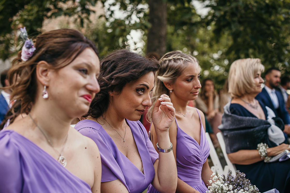 Matrimonio a Villa Delfini di Morsasco (AL) nel Monferrato. Cerimonia.. Damigelle commosse.