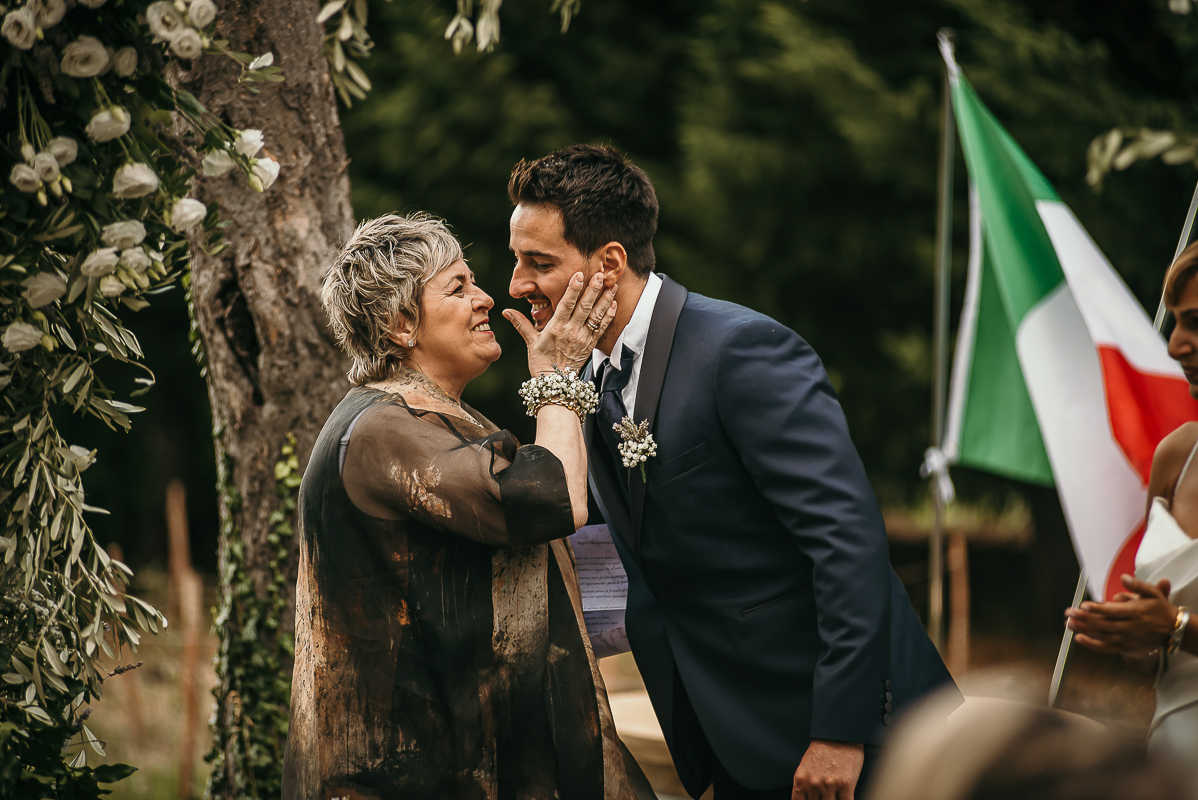 Matrimonio a Villa Delfini di Morsasco (AL) nel Monferrato. Cerimonia.. mamma accarezza lo sposo.