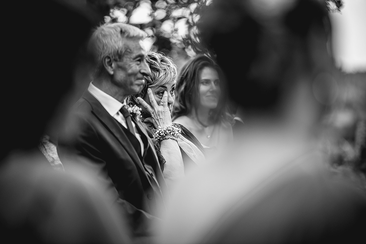 Matrimonio a Villa Delfini di Morsasco (AL) nel Monferrato. Cerimonia.. genitori dello sposo commossi.