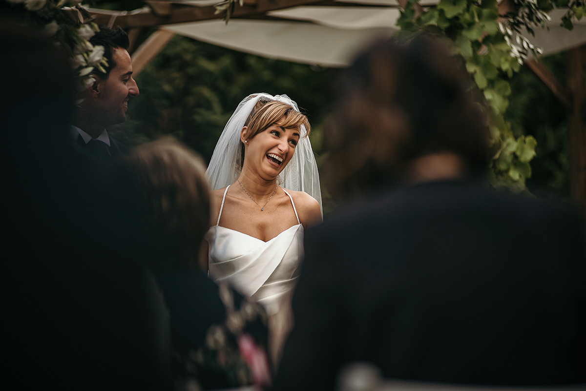 Matrimonio a Villa Delfini di Morsasco (AL) nel Monferrato. Cerimonia. sposa che ride.