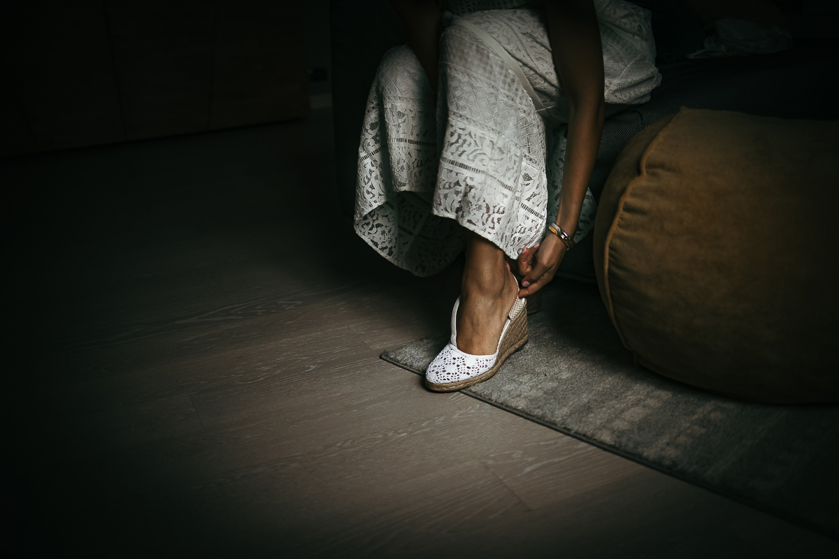 Matrimonio a Torino in un palazzo storico di Piazza Statuto. Preparazione della sposa. Scarpe.