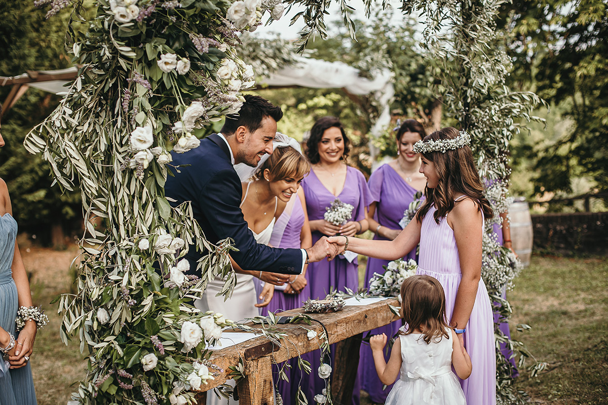 Matrimonio a Villa Delfini di Morsasco (AL) nel Monferrato. Cerimonia.. piccole damigelle portano gli anelli.