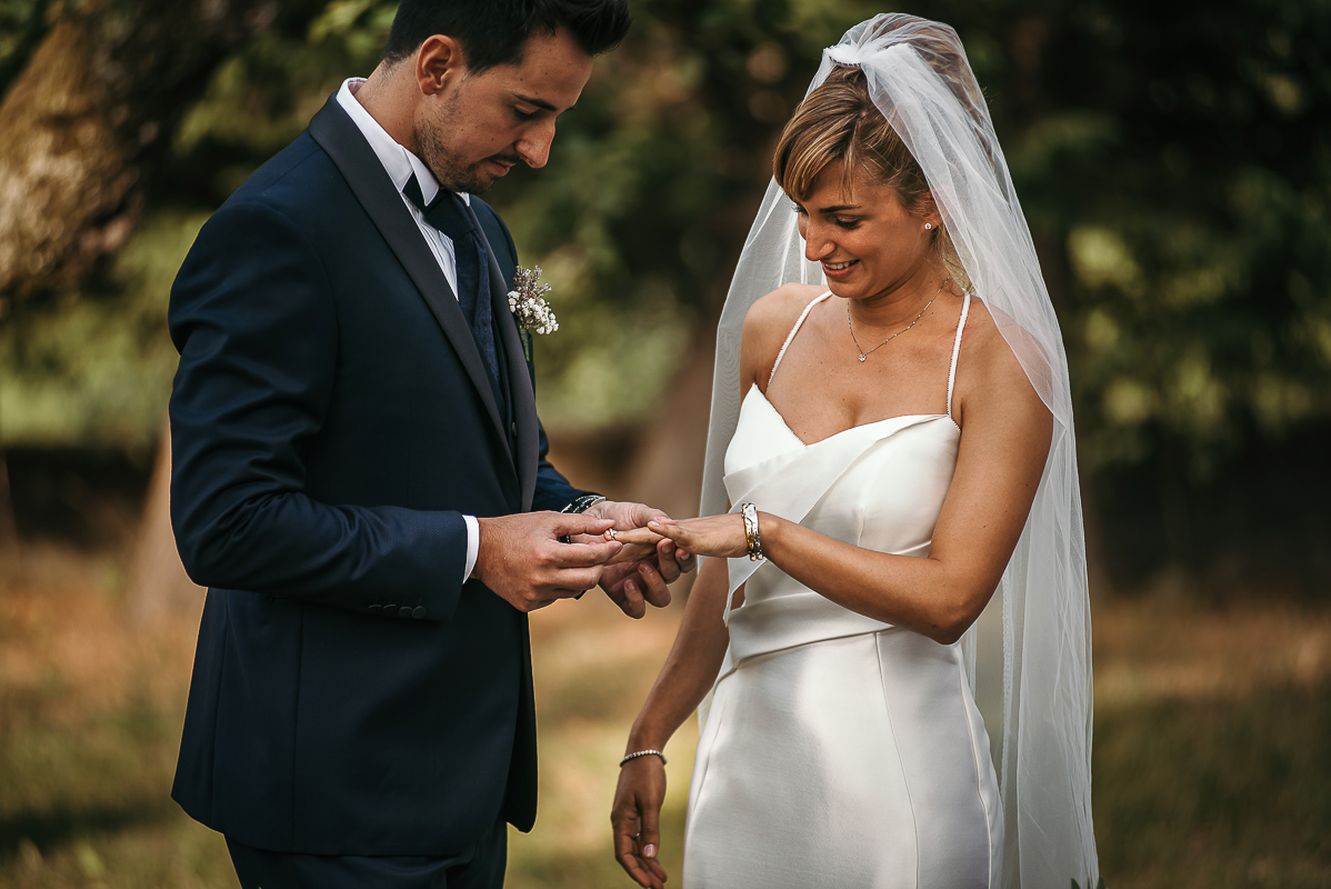 Matrimonio a Villa Delfini di Morsasco (AL) nel Monferrato. Cerimonia.. Sposo mette l'anello al dito della sposa.