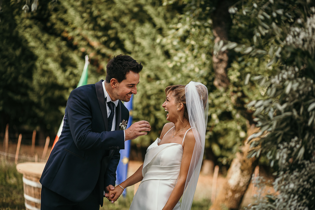 Matrimonio a Villa Delfini di Morsasco (AL) nel Monferrato. Cerimonia. sposi che ridono