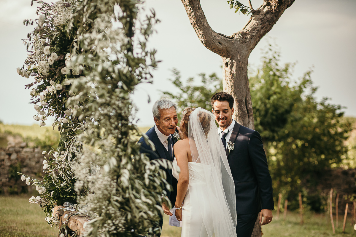 Matrimonio a Villa Delfini di Morsasco (AL) nel Monferrato. Cerimonia. sposa bacia il suocero.