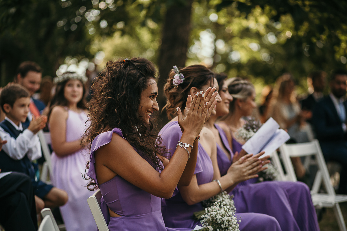 Matrimonio a Villa Delfini di Morsasco (AL) nel Monferrato. Cerimonia.. invitati applaudono.