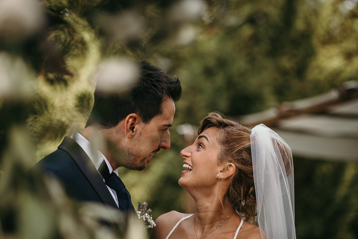 Matrimonio a Villa Delfini di Morsasco (AL) nel Monferrato. Cerimonia.. Sposi si guardano.