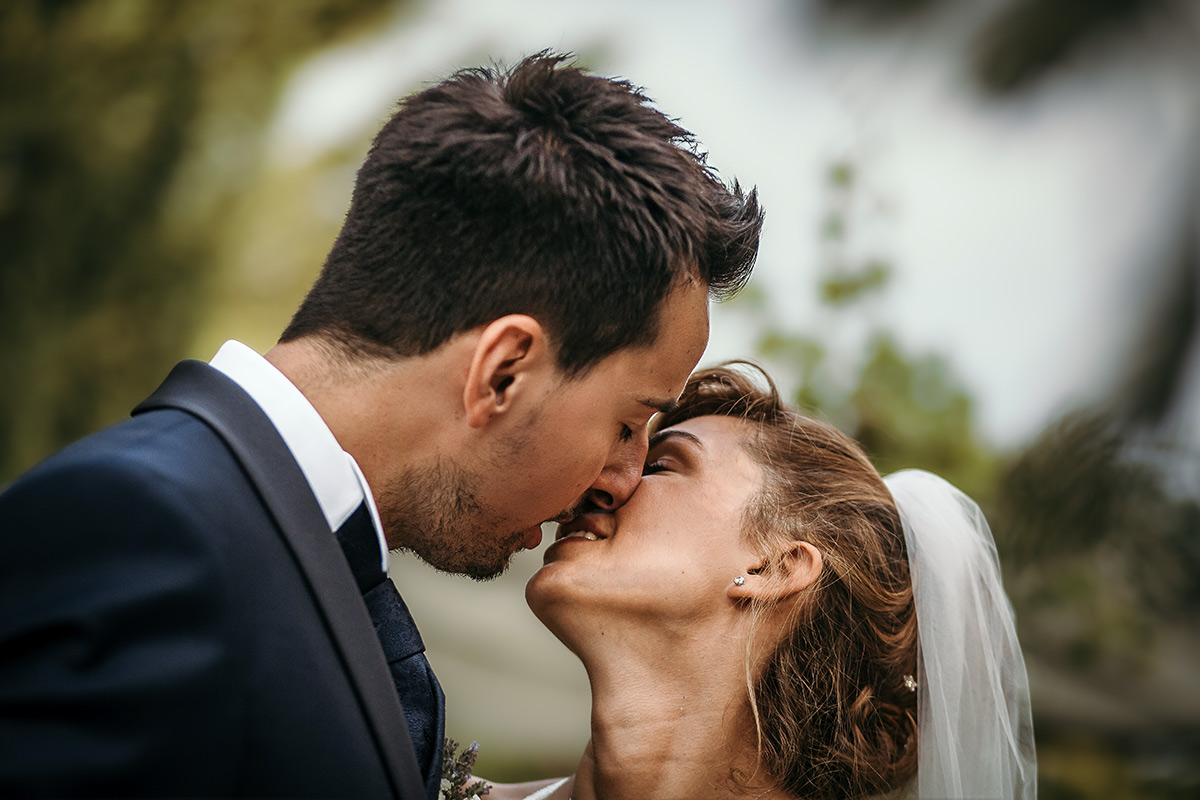 Matrimonio a Villa Delfini di Morsasco (AL) nel Monferrato. Cerimonia.. dettaglio del bacio degli sposi.