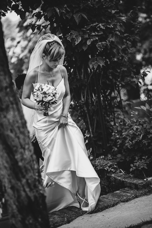 Matrimonio a Villa Delfini di Morsasco (AL) nel Monferrato. Cerimonia. uscita della sposa.