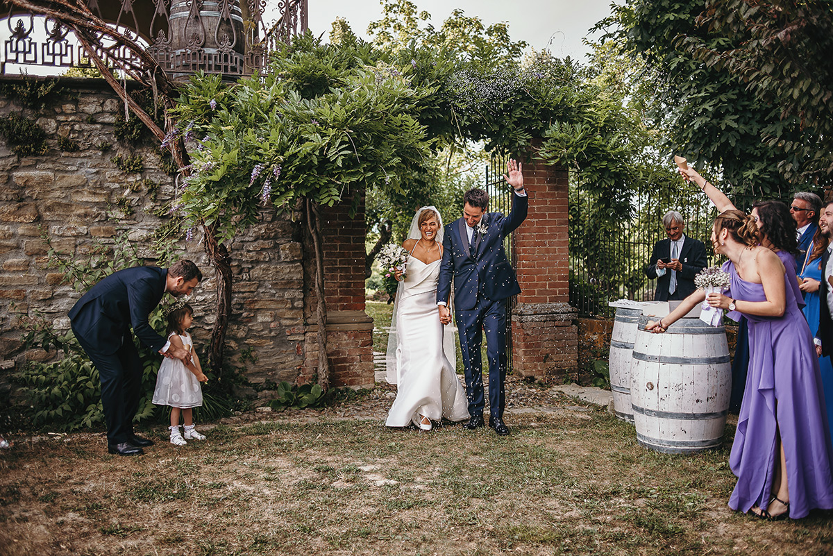 Matrimonio a Villa Delfini di Morsasco (AL) nel Monferrato. Cerimonia.. lancio del riso.