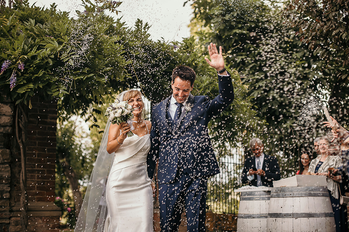 Matrimonio a Villa Delfini di Morsasco (AL) nel Monferrato. Cerimonia. Lancio del riso.
