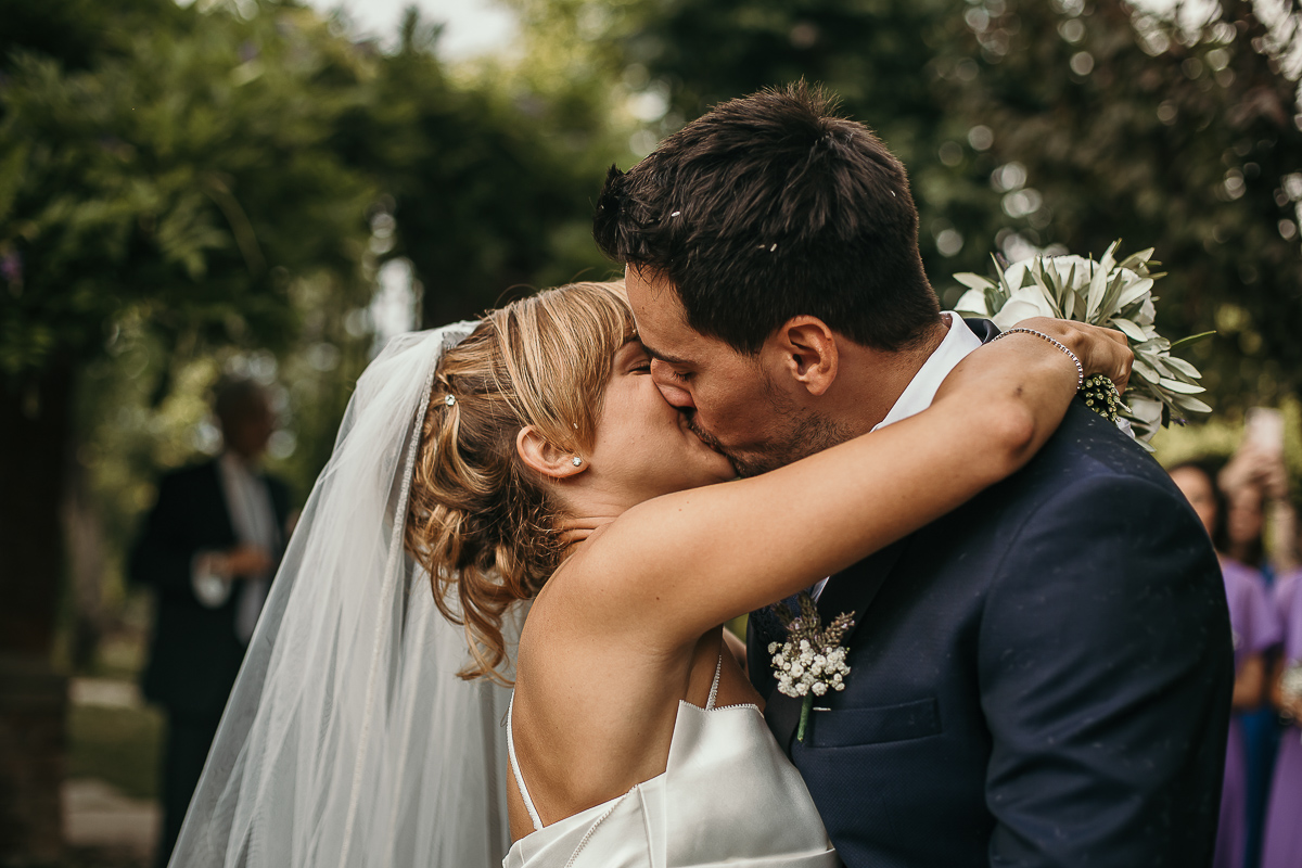 Matrimonio a Villa Delfini di Morsasco (AL) nel Monferrato. Cerimonia. Bacio