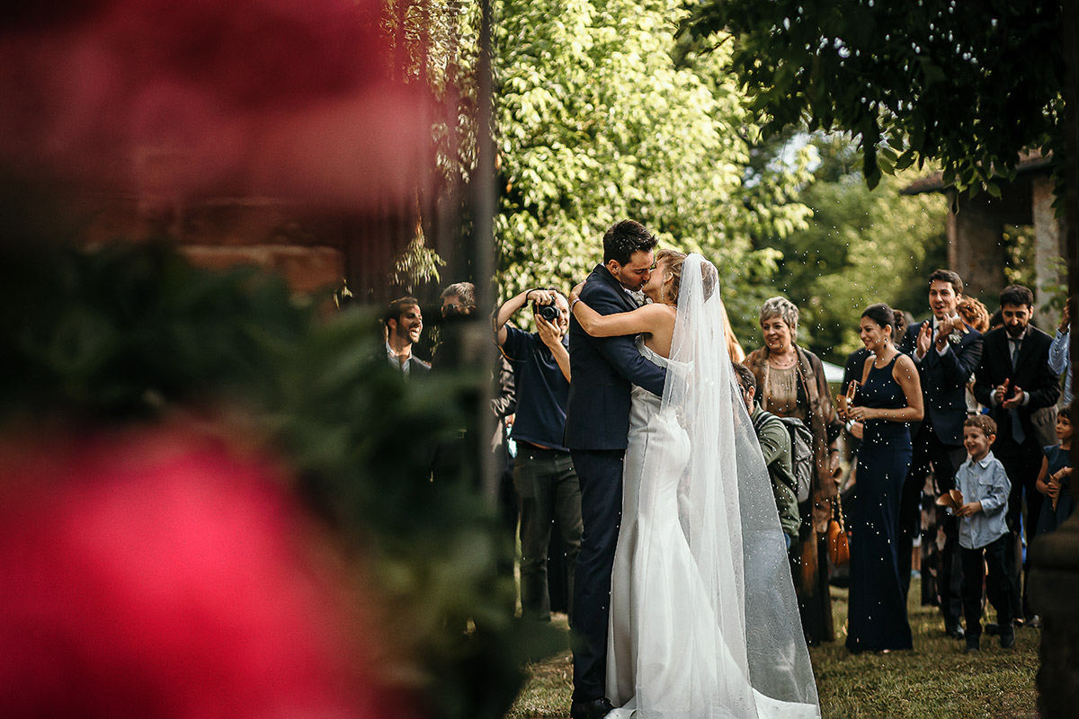 Matrimonio a Villa Delfini di Morsasco (AL) nel Monferrato. Cerimonia. bacio davanti agli invitati.