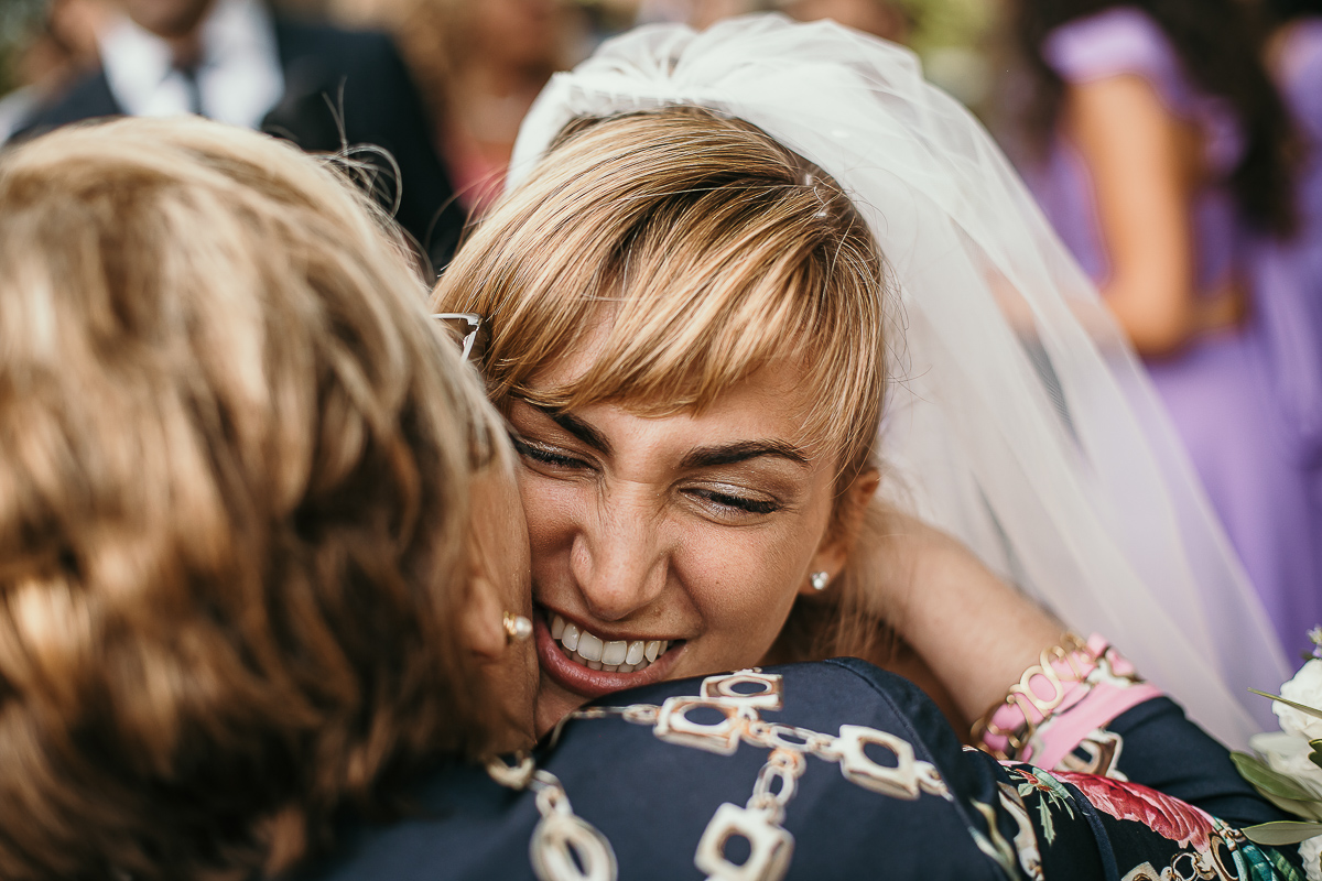 Matrimonio a Villa Delfini di Morsasco (AL) nel Monferrato. Cerimonia. Baci e abbracci.