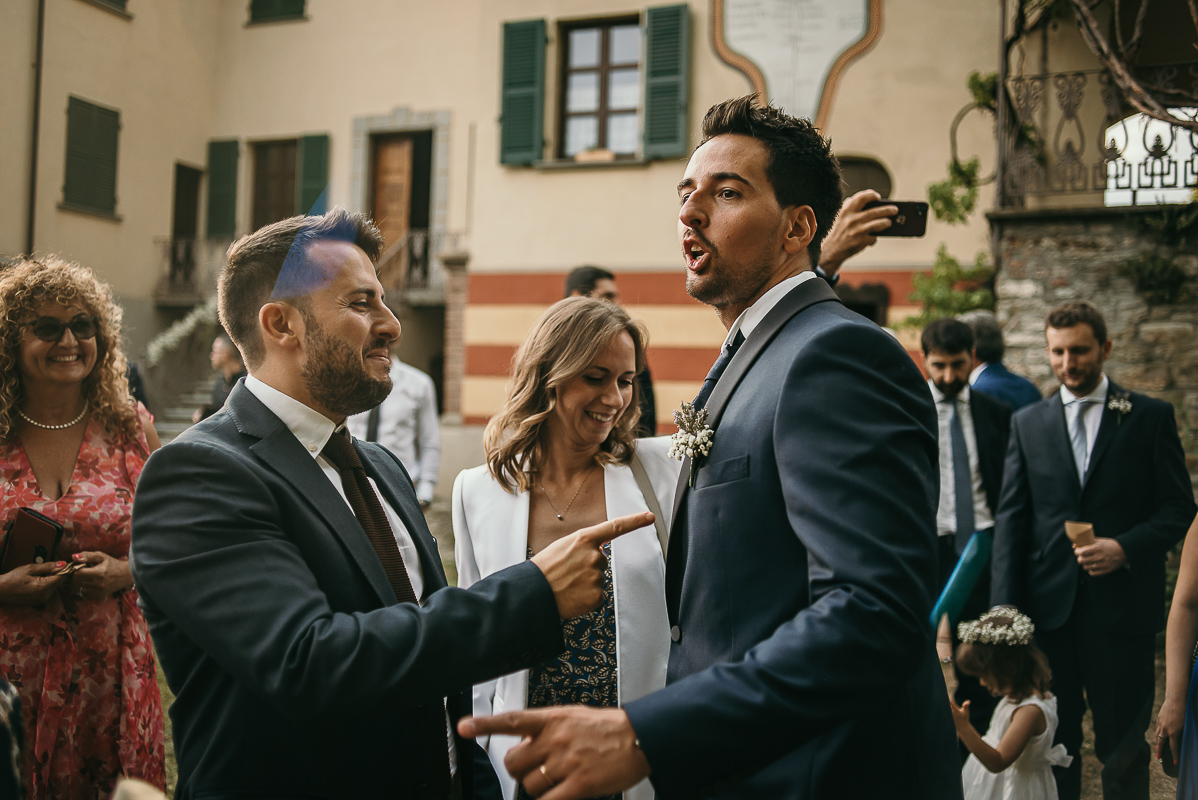 Matrimonio a Villa Delfini di Morsasco (AL) nel Monferrato. Cerimonia. Baci e abbracci.