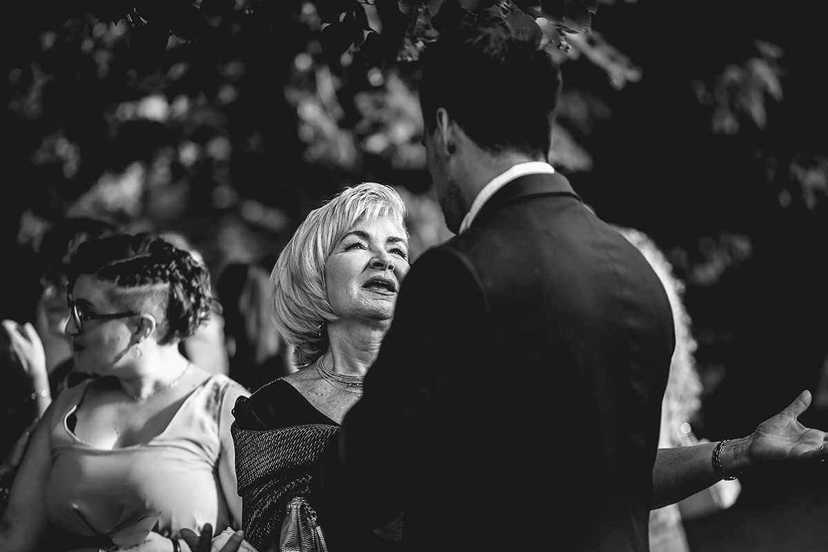 Matrimonio a Villa Delfini di Morsasco (AL) nel Monferrato. Cerimonia. Baci e abbracci. Mamma della sposa che guarda lo sposo.
