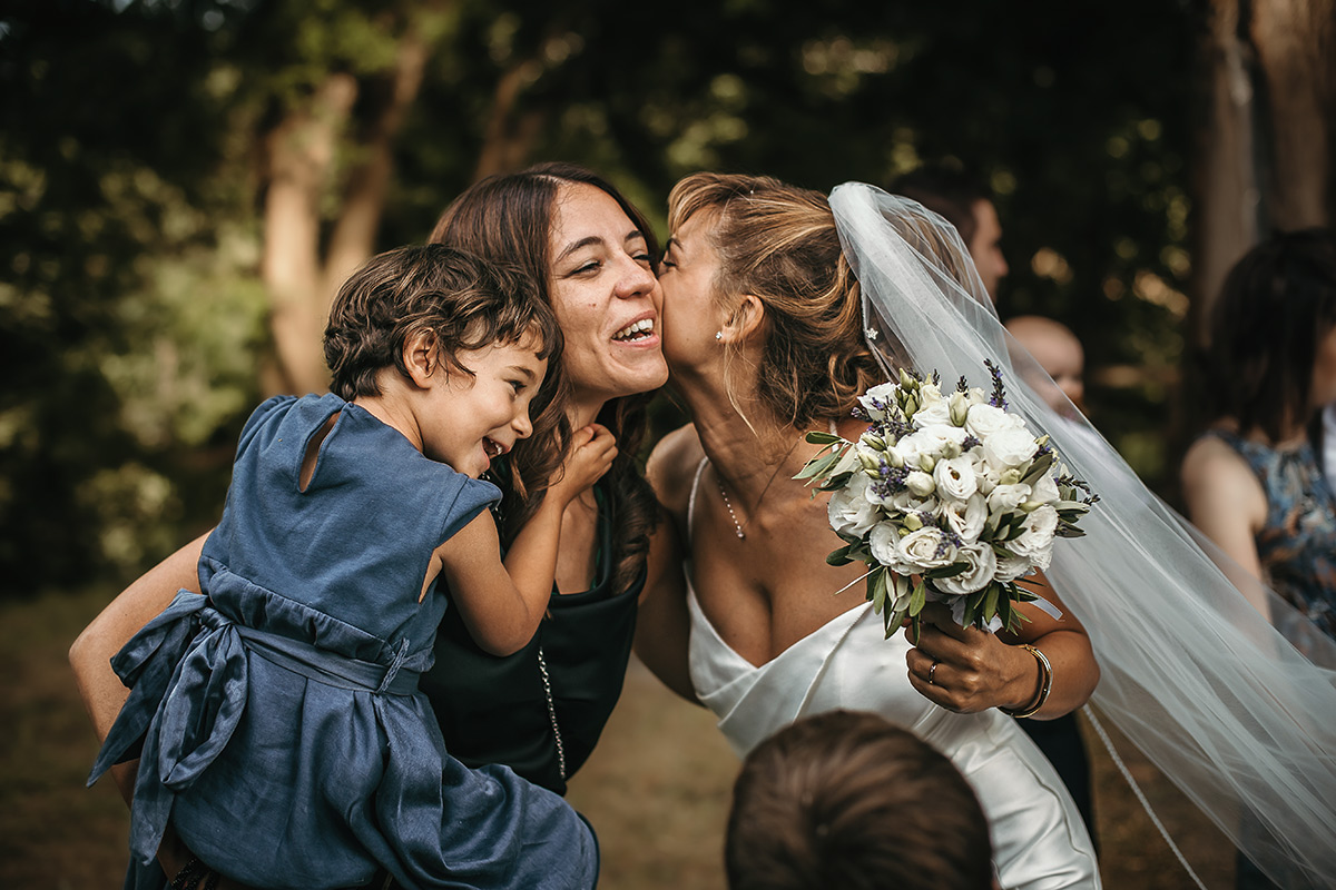 Matrimonio a Villa Delfini di Morsasco (AL) nel Monferrato. Cerimonia. baci e abbracci.