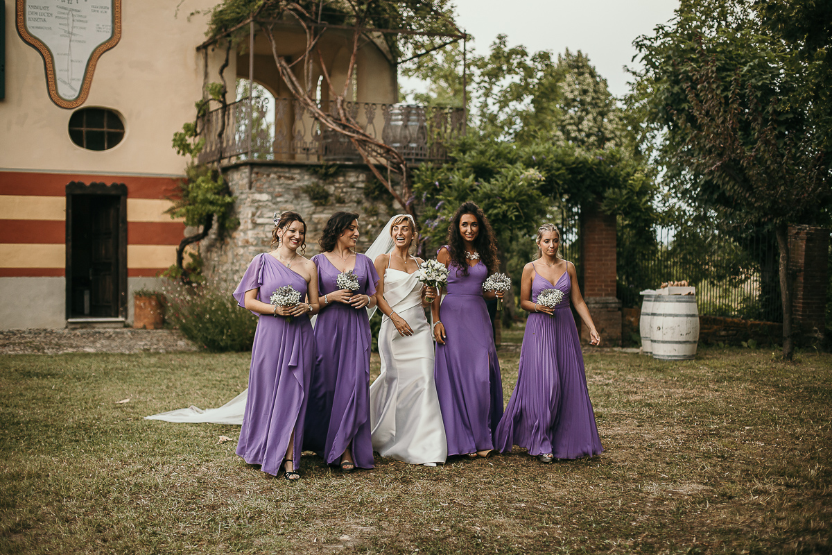 Matrimonio a Villa Delfini di Morsasco (AL) nel Monferrato. sposa con le damigelle.