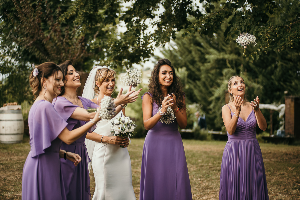 Matrimonio a Villa Delfini di Morsasco (AL) nel Monferrato. sposa con le damigelle.che lanciano i loro bouquet