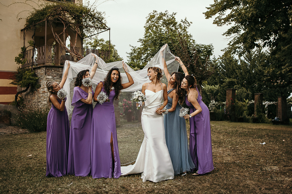 Matrimonio a Villa Delfini di Morsasco (AL) nel Monferrato. sposa con le damigelle.sotto il velo.