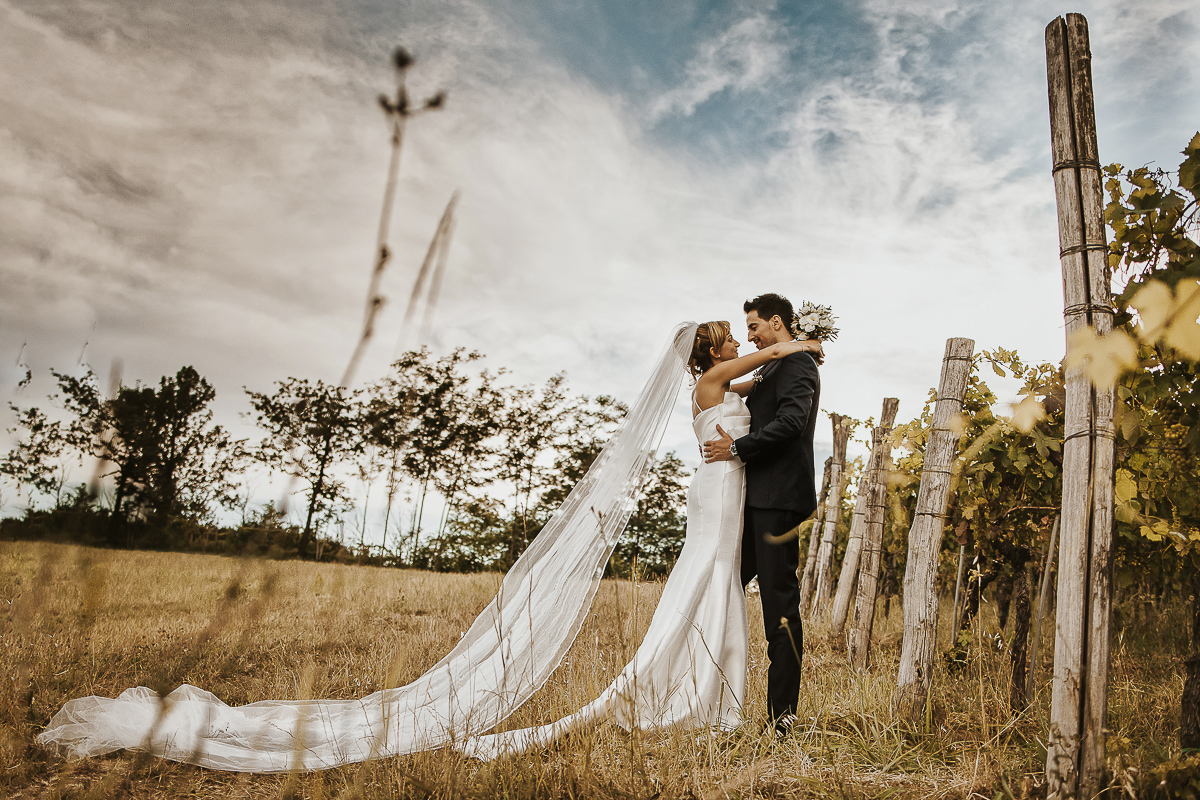 Matrimonio a Villa Delfini di Morsasco (AL) nel Monferrato. Ritratto degli sposi in mezzo alle vigne.