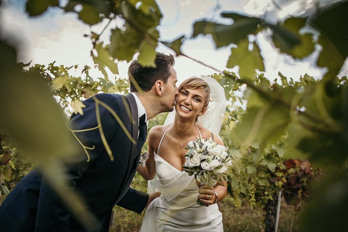 Matrimonio a Villa Delfini di Morsasco (AL) nel Monferrato. Ritratto degli sposi in mezzo alle vigne.