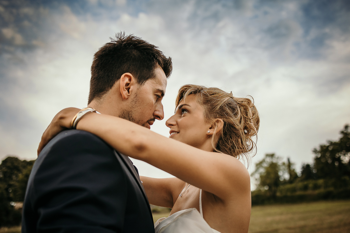 Matrimonio a Villa Delfini di Morsasco (AL) nel Monferrato. Ritratto degli sposi in mezzo alle vigne.