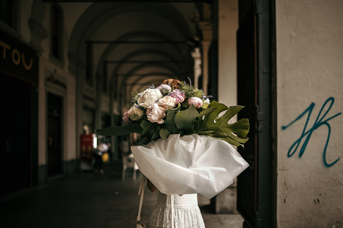 Matrimonio a Torino in un palazzo storico di Piazza Statuto. Preparazione della sposa. Mazzo di fiori.