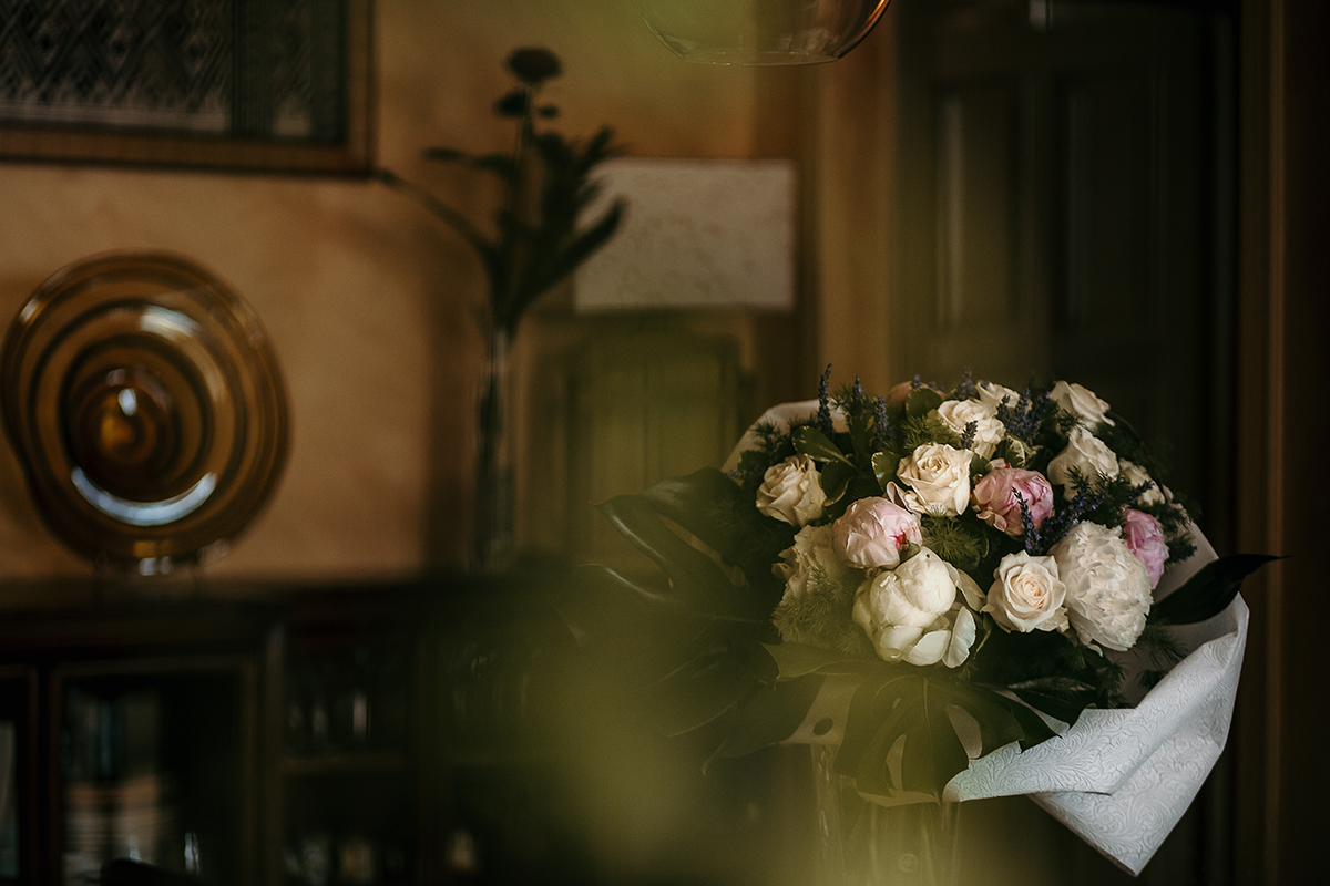 Matrimonio a Torino in un palazzo storico di Piazza Statuto. Preparazione della sposa. Mazzo di fiori.